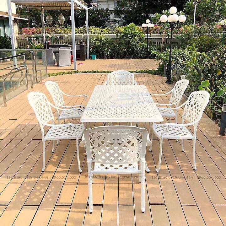 Bàn ghế nhôm đúc dài dễ dàng vệ sinh, không bám bụi hay ố vàng, đồng thời không cần bảo trì thường xuyên, giúp tiết kiệm thời gian và chi phí bảo dưỡng