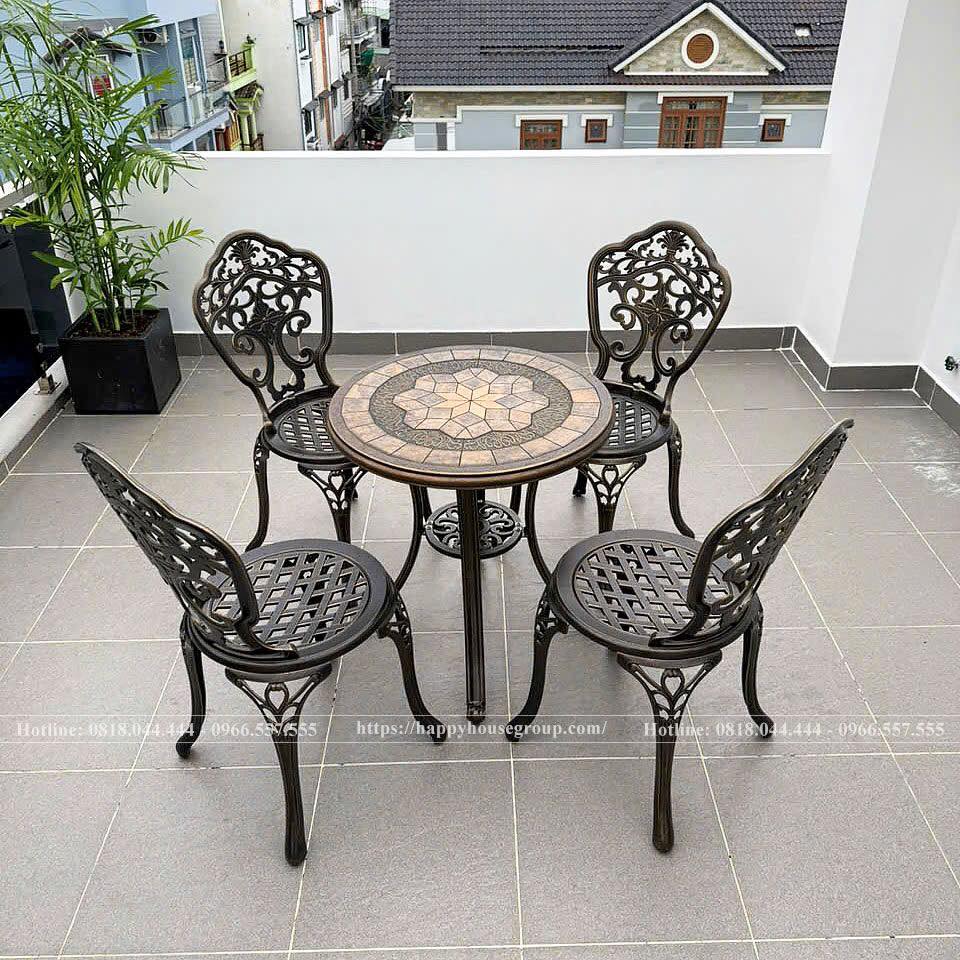 Mẫu bàn ghế mặt tròn mang đến sự thân thiện và dễ dàng kết nối, tạo không gian thoải mái và hài hòa, lý tưởng cho các buổi quây quần gia đình hoặc bạn bè