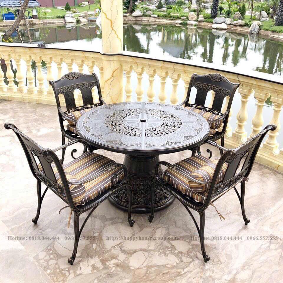 Bộ bàn ghế nhôm đúc mang phong cách cổ điển, với những hoa văn cầu kỳ, tinh xảo, sang trọng và thiết kế độc đáo, chắc chắn, tạo nên vẻ đẹp vượt thời gian cho không gian ngoài trời