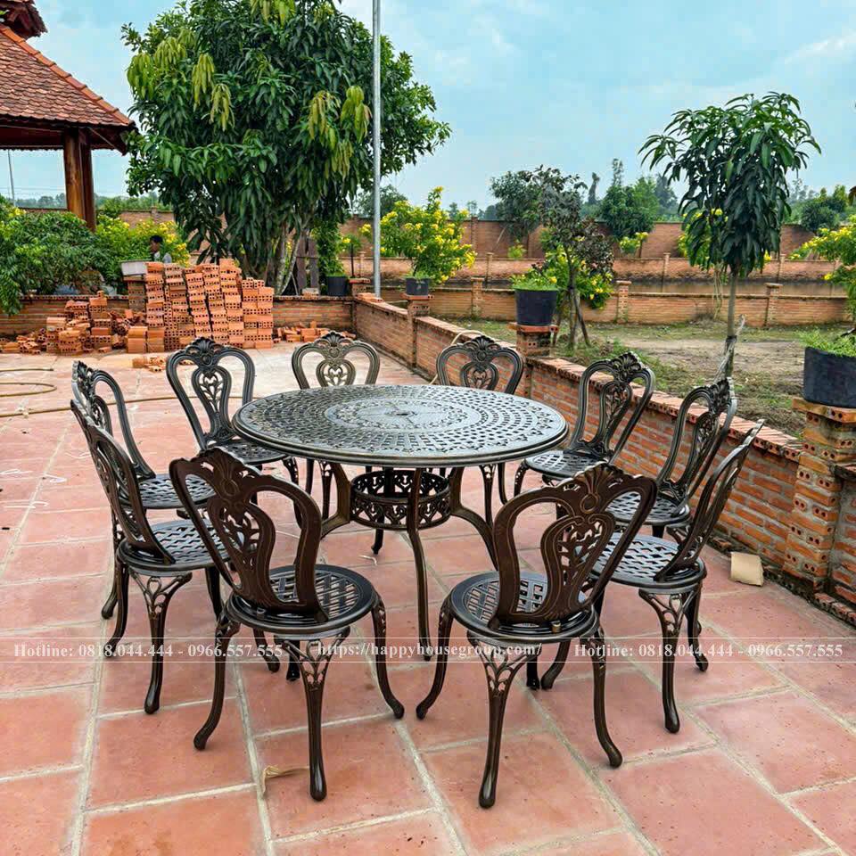 Bàn ghế nhôm đúc kết hợp vẻ đẹp sang trọng và độ bền vượt trội, chống ăn mòn, gỉ sét, và chịu được thời tiết khắc nghiệt, bền vững theo thời gian