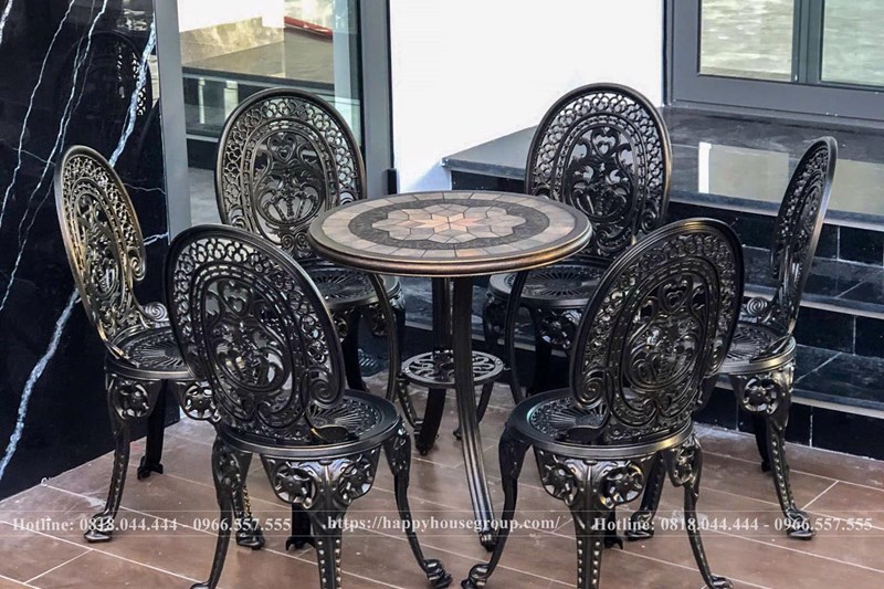 Mẫu ghế cổ điển, sang trọng với chất liệu gang đúc bền bỉ và hoa văn tinh xảo, hoàn hảo cho không gian sân vườn, ban công hoặc sân thượng
