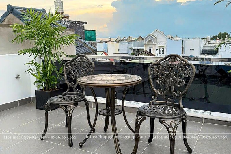 Các mẫu ghế nhôm đúc khi kết hợp với bàn mặt đá mang đến nhiều lợi ích vừa tiện lợi vừa thẩm mỹ cho không gian nhà bạn