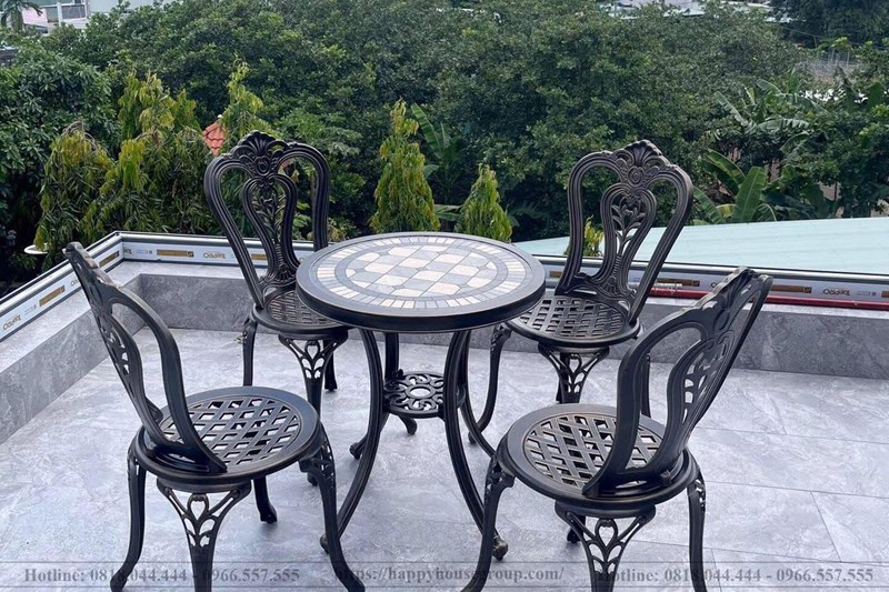 Ghế nhôm đúc tựa lưng cao chạm khắc tinh xảo, tạo sự thoải mái và sang trọng, kết hợp hoàn hảo với bàn nhôm đúc mặt đá gốm cho không gian ngoài trời