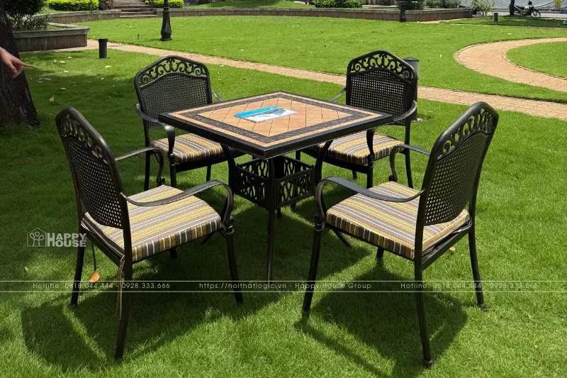 Bàn ghế sân vườn Đẳng Cấp - Bí quyết tạo Không Gian Sống Ngoài Trời Sang Trọng 2025