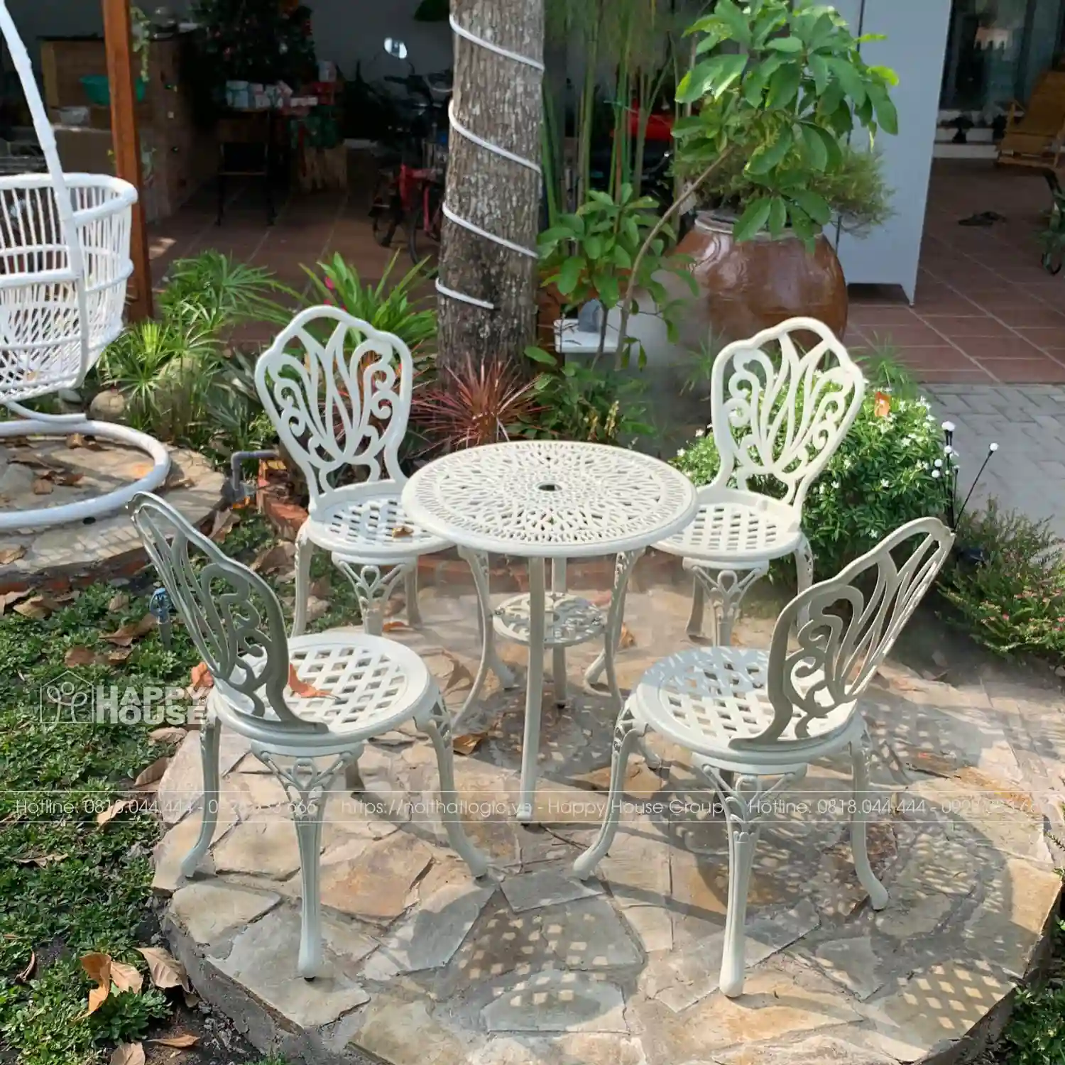 Nghệ Thuật Kết Hợp Bàn Ghế Nhôm Đúc Nhỏ Trong Sân Vườn Lớn