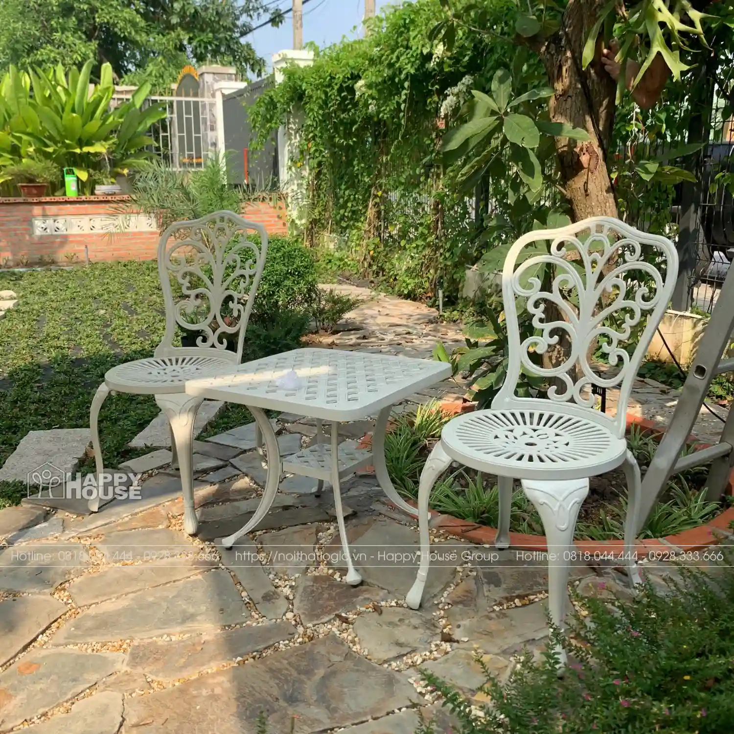Nghệ Thuật Kết Hợp Bàn Ghế Nhôm Đúc Nhỏ Trong Sân Vườn Lớn