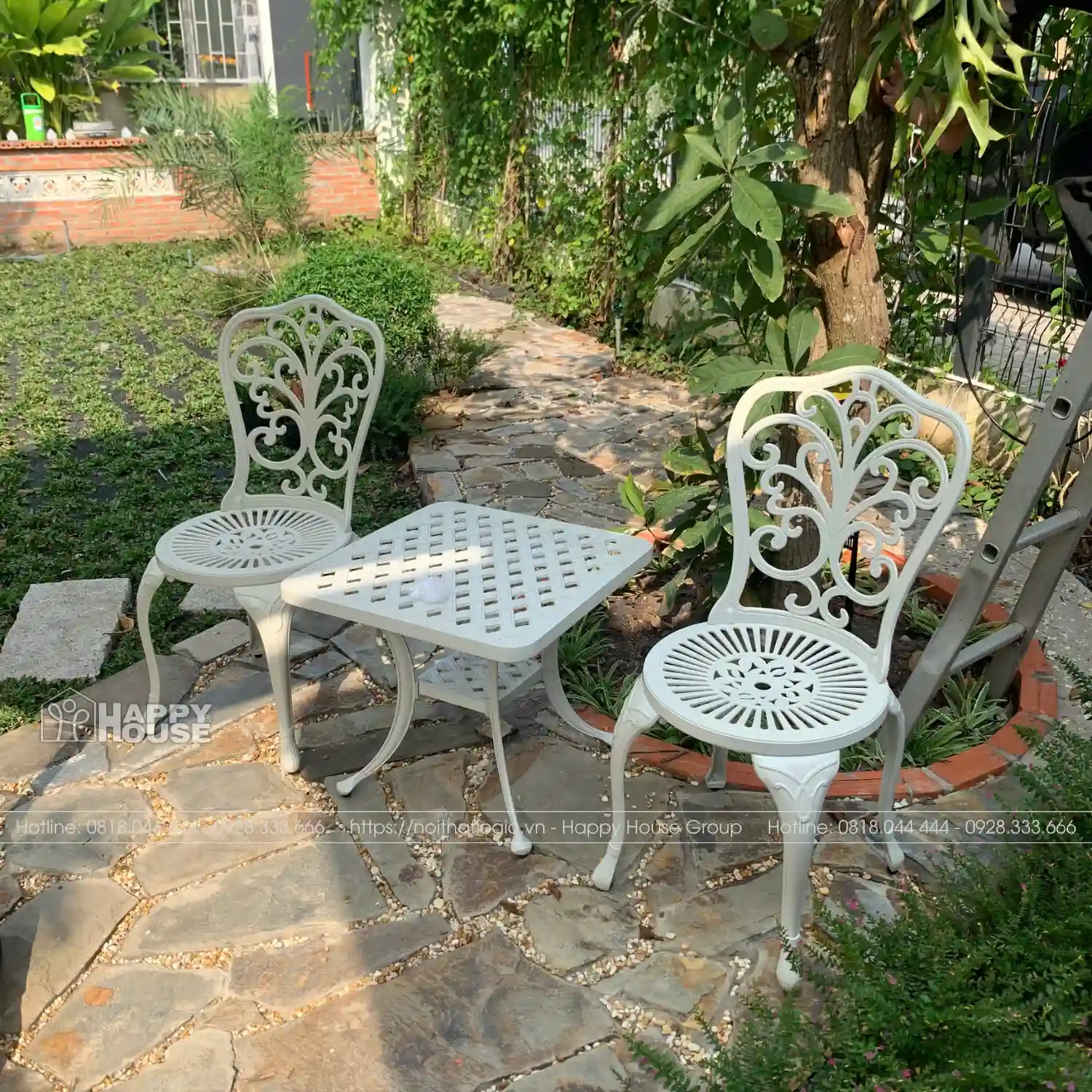 Nghệ Thuật Kết Hợp Bàn Ghế Nhôm Đúc Nhỏ Trong Sân Vườn Lớn