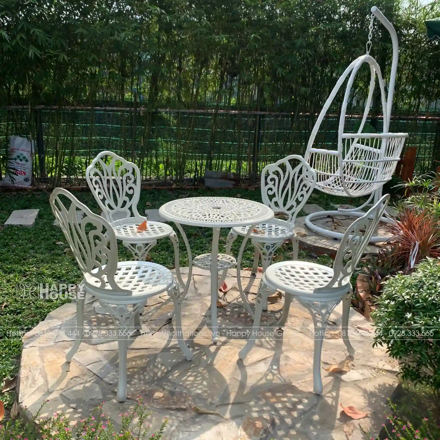 Nghệ Thuật Kết Hợp Bàn Ghế Nhôm Đúc Nhỏ Trong Sân Vườn Lớn