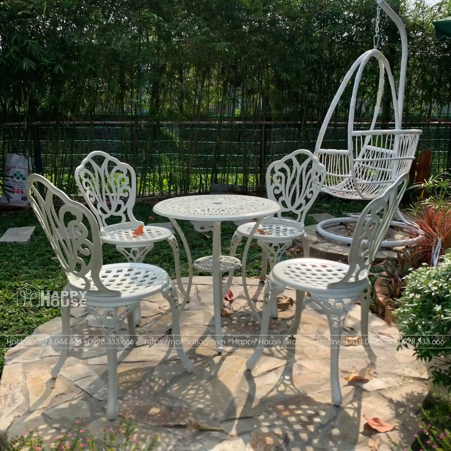 Nghệ Thuật Kết Hợp Bàn Ghế Nhôm Đúc Nhỏ Trong Sân Vườn Lớn