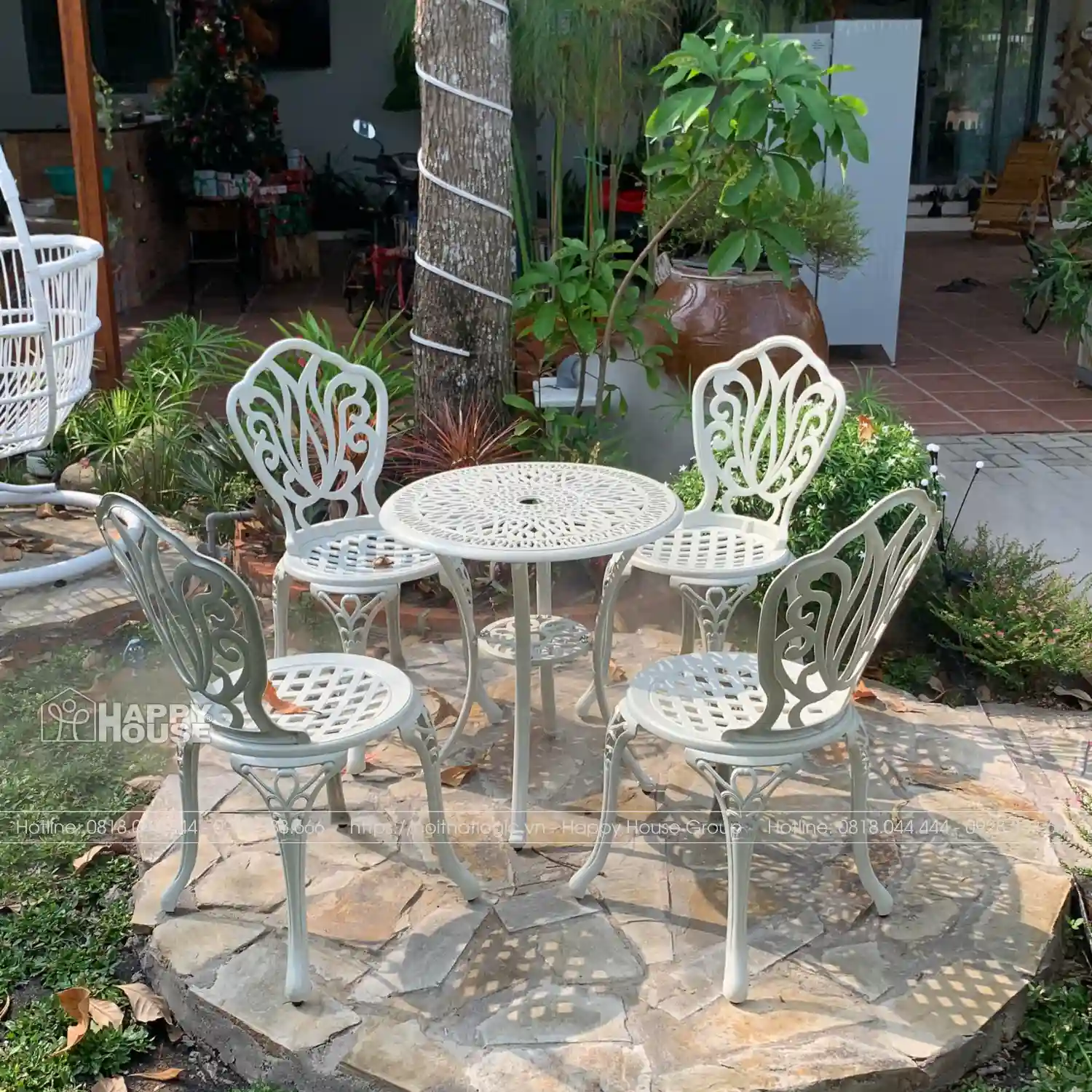 Nghệ Thuật Kết Hợp Bàn Ghế Nhôm Đúc Nhỏ Trong Sân Vườn Lớn