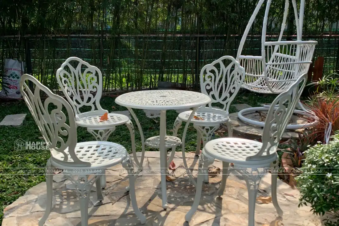Nghệ Thuật Kết Hợp Bàn Ghế Nhôm Đúc Nhỏ Trong Sân Vườn Lớn