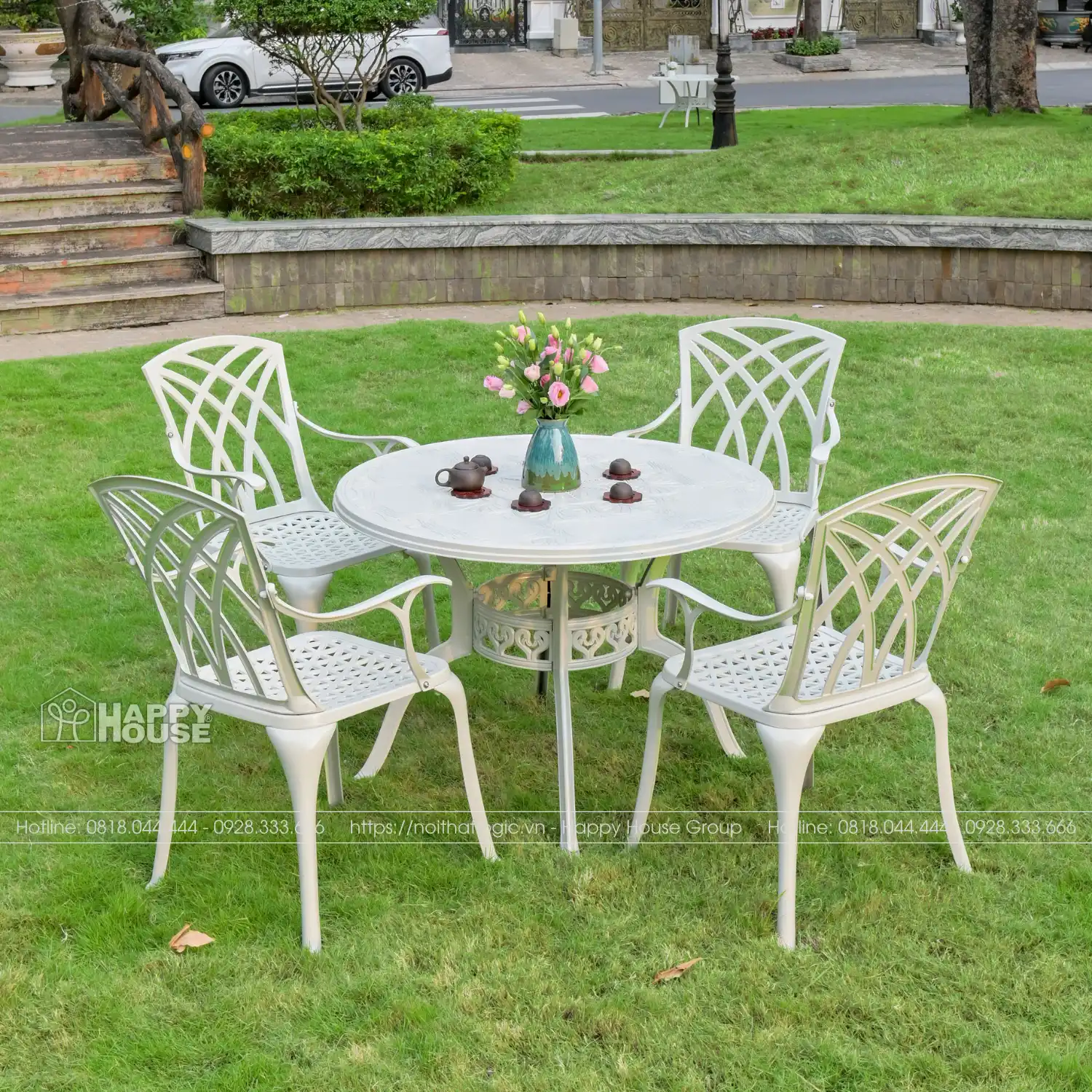 Bộ b&agrave;n ghế nh&ocirc;m đ&uacute;c mặt liền m&agrave;u trắng hoa văn tinh xảo 4 ghế nổi bật giữa kh&ocirc;ng gian s&acirc;n vườn
