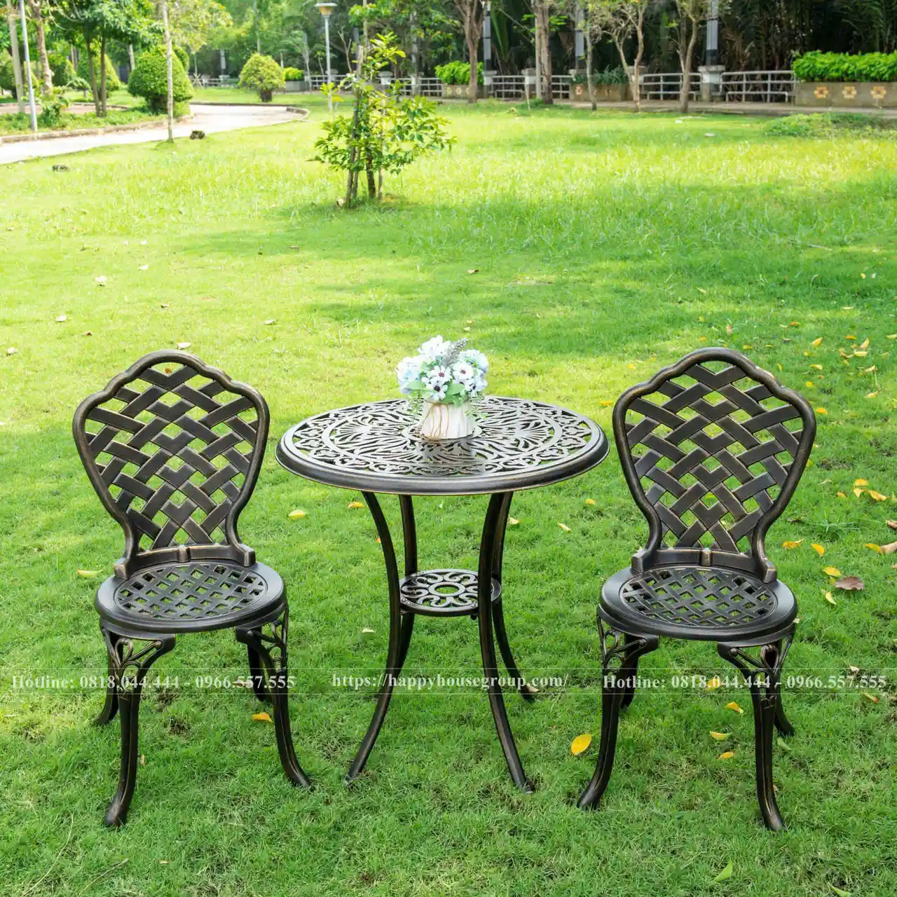 Hoa văn trang trí tinh tế tạo điểm nhấn cổ điển cho bộ bàn ghế ban công ND68-2GLCB