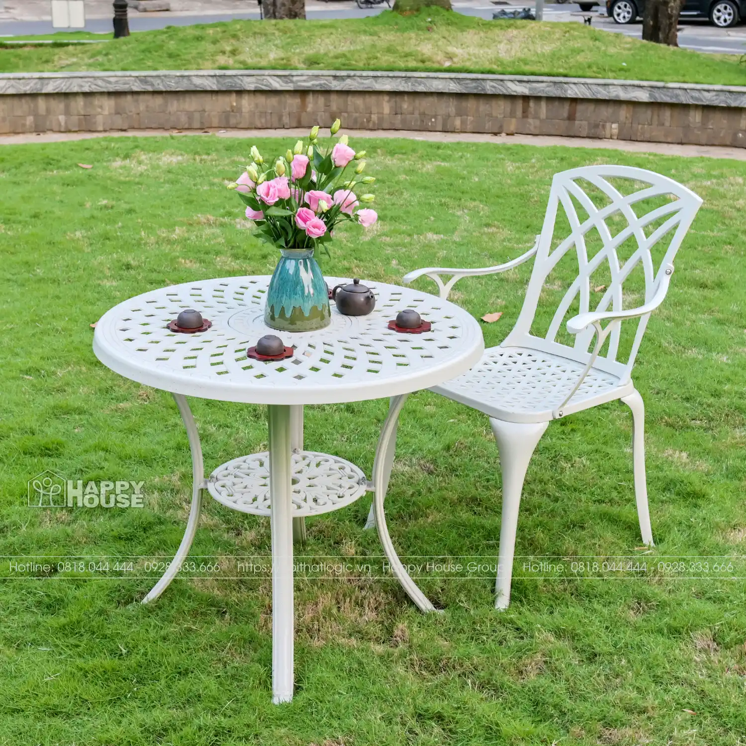 Màu trắng thanh lịch giúp bộ bàn ghế dễ dàng hòa hợp với nhiều không gian sân vườn