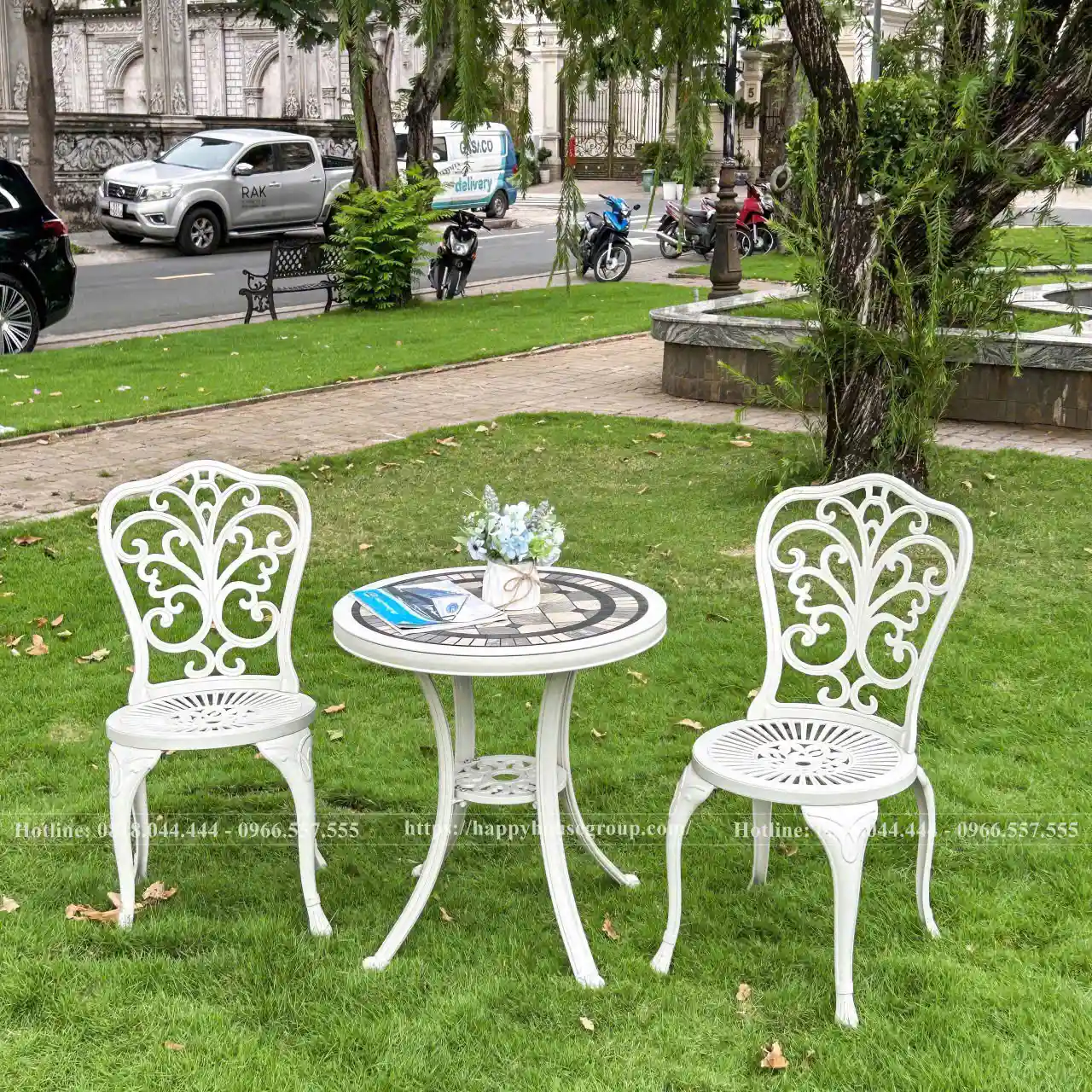 Thiết kế bàn mặt đá kết hợp khung nhôm đúc hoa văn tinh tế, tạo nên tổng thể hài hòa và sang trọng