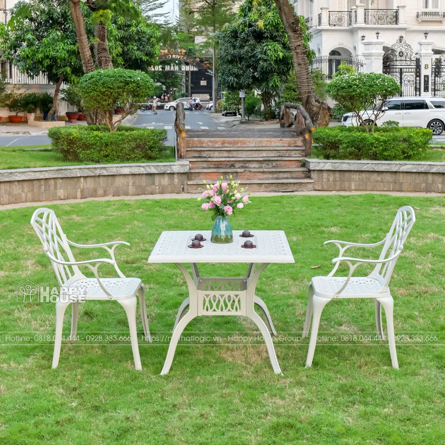 M&agrave;u trắng gi&uacute;p bộ b&agrave;n ghế nh&ocirc;m đ&uacute;c mặt vu&ocirc;ng nổi bật giữa kh&ocirc;ng gian s&acirc;n vườn xanh m&aacute;t