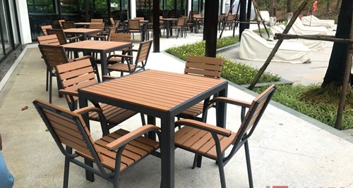 Bàn ghế nhựa giả gỗ đẹp – Xu hướng mới trong nội thất quán cafe