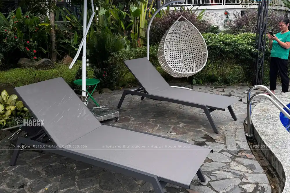 Không gian sân vườn kết hợp ghế hồ bơi và xích đu trứng