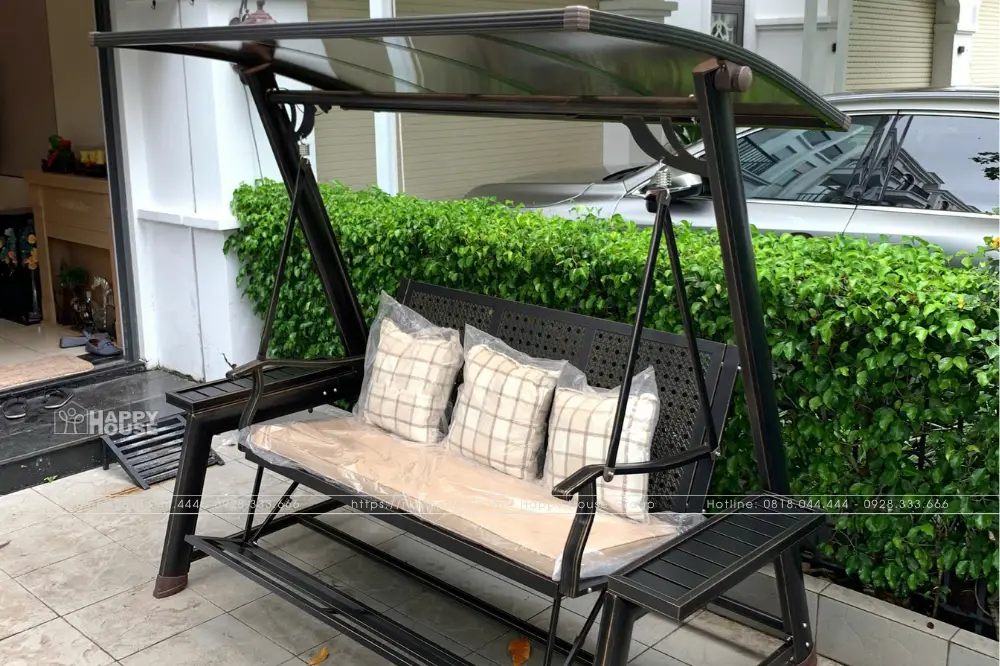 Xích đu mái che năng lượng mặt trời 3 chỗ trang bị đệm và gối tiện dụng