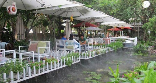 Không gian sân vườn cafe đẹp thu hút khách hàng