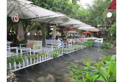 Không gian sân vườn cafe đẹp thu hút khách hàng