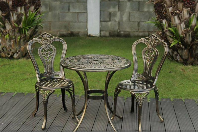 Bộ bàn nhôm nhỏ nghệ thuật màu đồng dành cho không gian hẹp